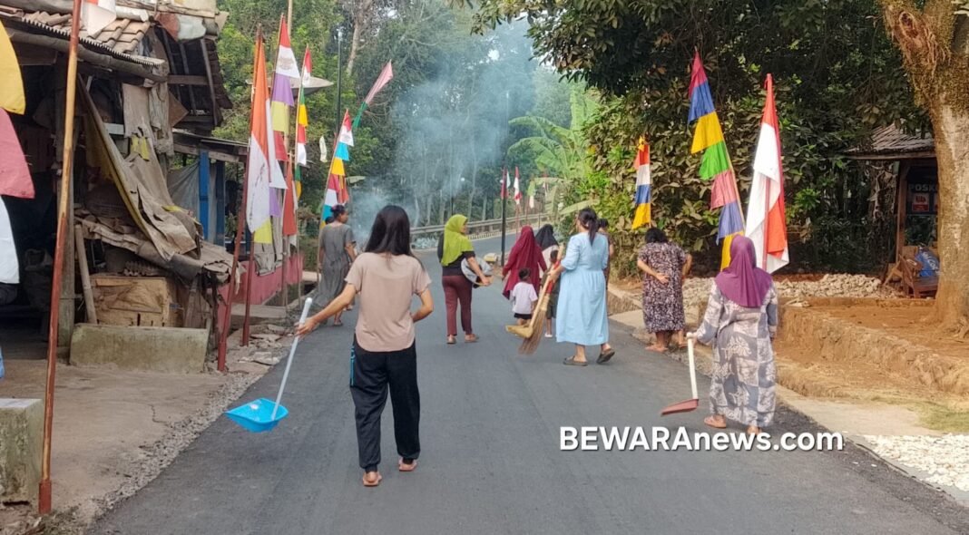 Semangat Gotong Royong, Puluhan warga Desa Batusari Lakukan Kerjabakti Bersihkan Jalan Bersama-sama Semangat Gotong Royong, Puluhan warga Desa Batusari Lakukan Kerjabakti Bersihkan Jalan Bersama-sama