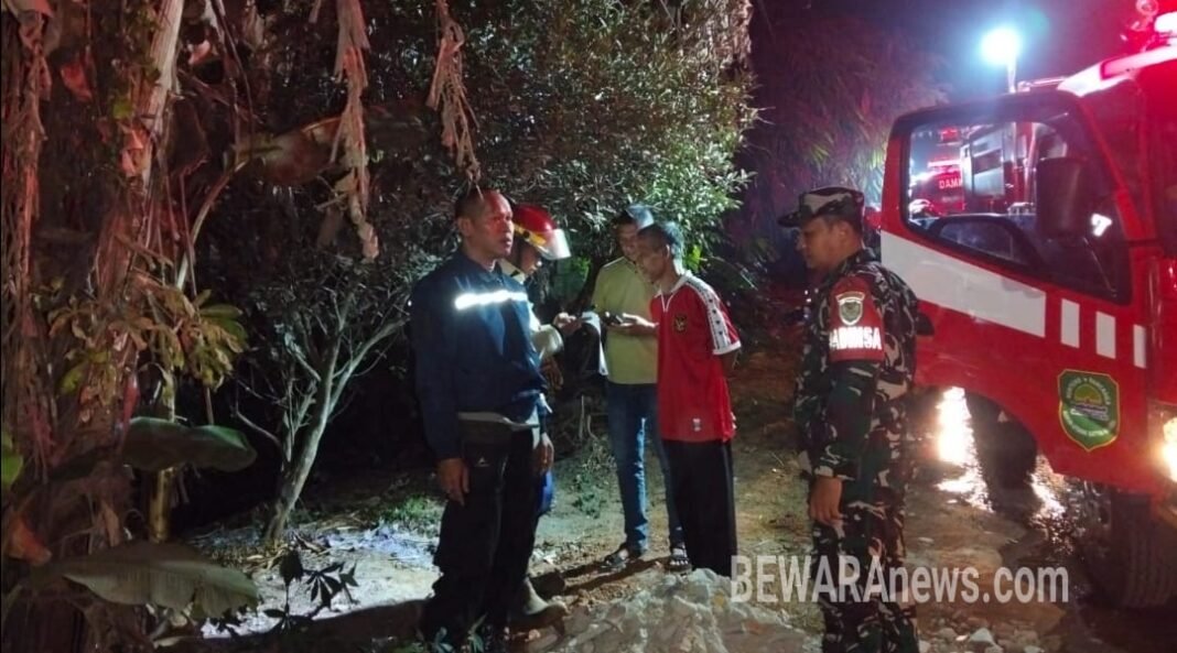 Geger Api di Pinggir Jembatan Dua Cijoged, Babinsa AD dan Bhabinkamtibmas Desa Lengkong Gercep Lakukan Pemadaman Geger Api di Pinggir Jembatan Dua Cijoged, Babinsa AD dan Bhabinkamtibmas Desa Lengkong Gercep Lakukan Pemadaman