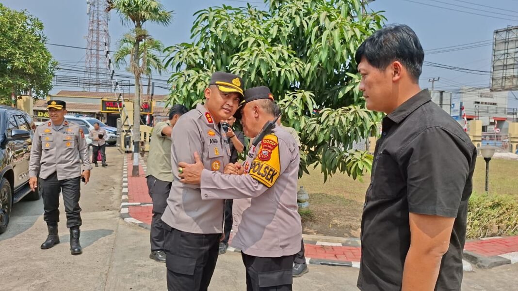 Kapolres Subang Didampingi Ketua Bhayangkari Cabang Subang serta Para PJU Lakukan Kunjungan Silaturahmi ke Mapolsek Cipeundeuy Kapolres Subang Didampingi Ketua Bhayangkari Cabang Subang serta Para PJU Lakukan Kunjungan Silaturahmi ke Mapolsek Cipeundeuy