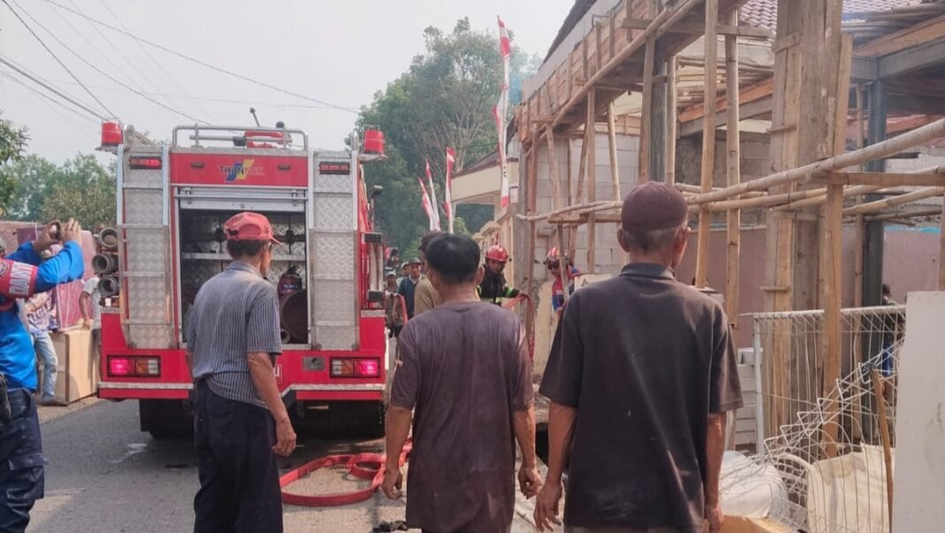 Kerugian Hampir Ratusan Juta, Satu Rumah di Desa Tanggulun Barat Dilalap Api, Tiga Unit Pemadam Kebakaran Diterjunkan Kerugian Hampir Ratusan Juta, Satu Rumah di Desa Tanggulun Barat Dilalap Api, Tiga Unit Pemadam Kebakaran Diterjunkan