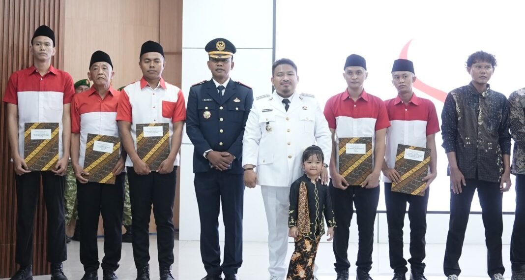 Bupati Subang Serahkan Remisi Lapas dan Penghargaan Dalam Riung Mungpulung HUT ke 81 RI Bupati Subang Serahkan Remisi Lapas dan Penghargaan Dalam Riung Mungpulung HUT ke 81 RI