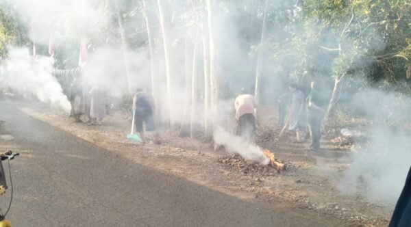 Gotong Royong Jalan Terus, Kades Batusari Bersihkan Lingkungan Bersama Warga Gotong Royong Jalan Terus, Kades Batusari Bersihkan Lingkungan Bersama Warga