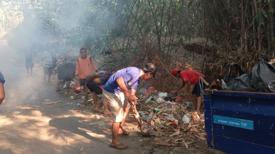 Peduli Kebersihan Lingkungan, Bakal Calon Kades Kaliangsana Endang Sunarta Gelar Kerja Bakti Bersama Warga Peduli Kebersihan Lingkungan, Bakal Calon Kades Kaliangsana Endang Sunarta Gelar Kerja Bakti Bersama Warga