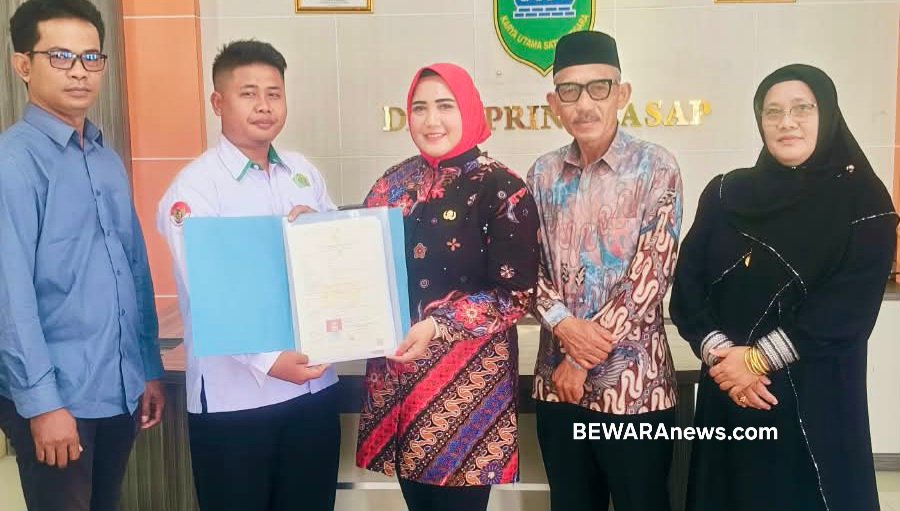 Diantar Orang Tua, Siti Hotimah Resmi Daftar Calon Kades Pringkasap Periode Kedua Diantar Orang Tua, Siti Hotimah Resmi Daftar Calon Kades Pringkasap Periode Kedua