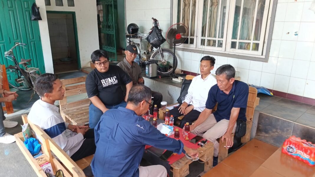Panitia Pilkades Kalijati Barat Lakukan Verifikasi & Validasi Lapangan Berkas Dua Bakal Calon Kades Panitia Pilkades Kalijati Barat Lakukan Verifikasi & Validasi Lapangan Berkas Dua Bakal Calon Kades