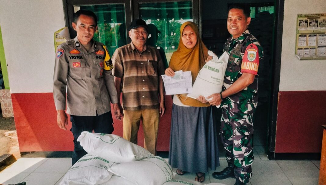 Sinergitas TNI-Polri dan Pemdes, Bhabinkamtibmas dan Babinsa Kawal Penyaluran Bantuan Pangan di Desa Koranji Purwadadi Sinergitas TNI-Polri dan Pemdes, Bhabinkamtibmas dan Babinsa Kawal Penyaluran Bantuan Pangan di Desa Koranji Purwadadi