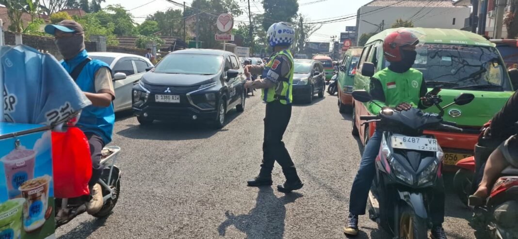 Urai Kemacetan Saat Jam Bubaran Siswa, Sat Lantas Polres Subang Sigap Gatur di Depan SMPN 1 Subang Urai Kemacetan Saat Jam Bubaran Siswa, Sat Lantas Polres Subang Sigap Gatur di Depan SMPN 1 Subang