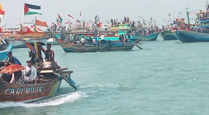 Spektakuler! Lautan Manusia dan Ratusan Kapal Hias Padati Pantura, Ruwat Laut ke-59 Blanakan Sukses Digelar Sebagai Wujud Syukur Nelayan Spektakuler! Lautan Manusia dan Ratusan Kapal Hias Padati Pantura, Ruwat Laut ke-59 Blanakan Sukses Digelar Sebagai Wujud Syukur Nelayan