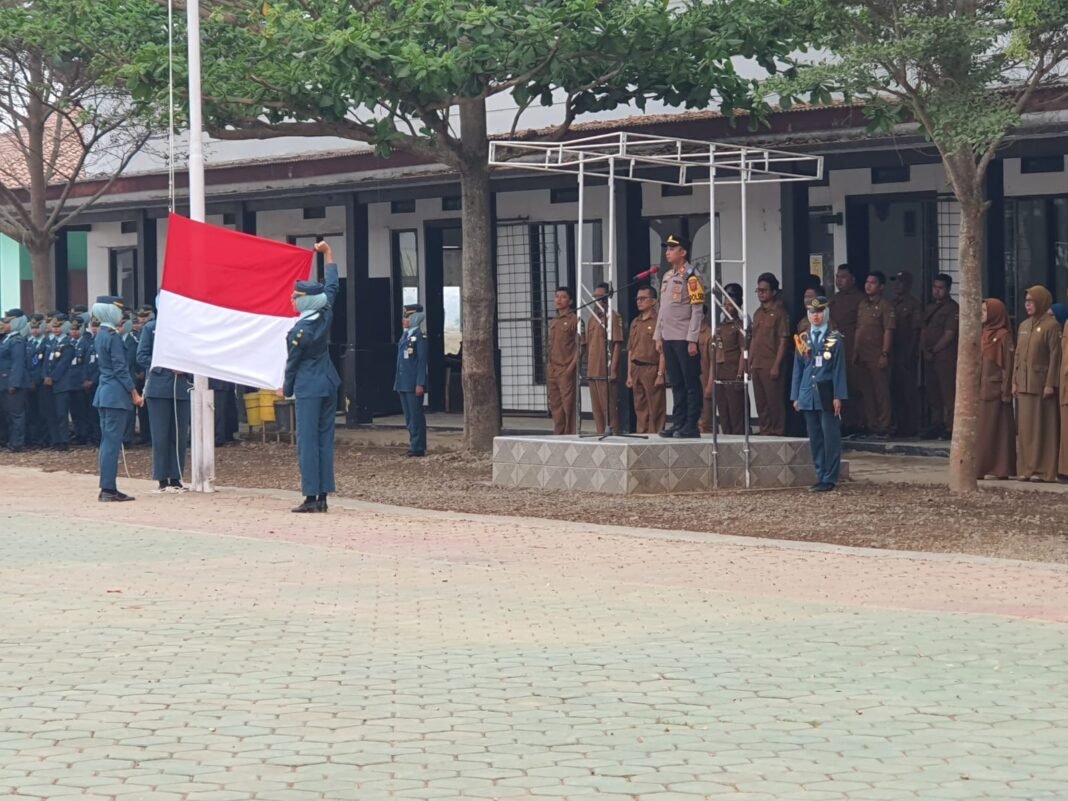 Kapolsek Binong Pimpin Apel di SMK 1 Binong, Beri Motivasi dan Edukasi Taat Aturan Bagi Pelajar Kapolsek Binong Pimpin Apel di SMK 1 Binong, Beri Motivasi dan Edukasi Taat Aturan Bagi Pelajar