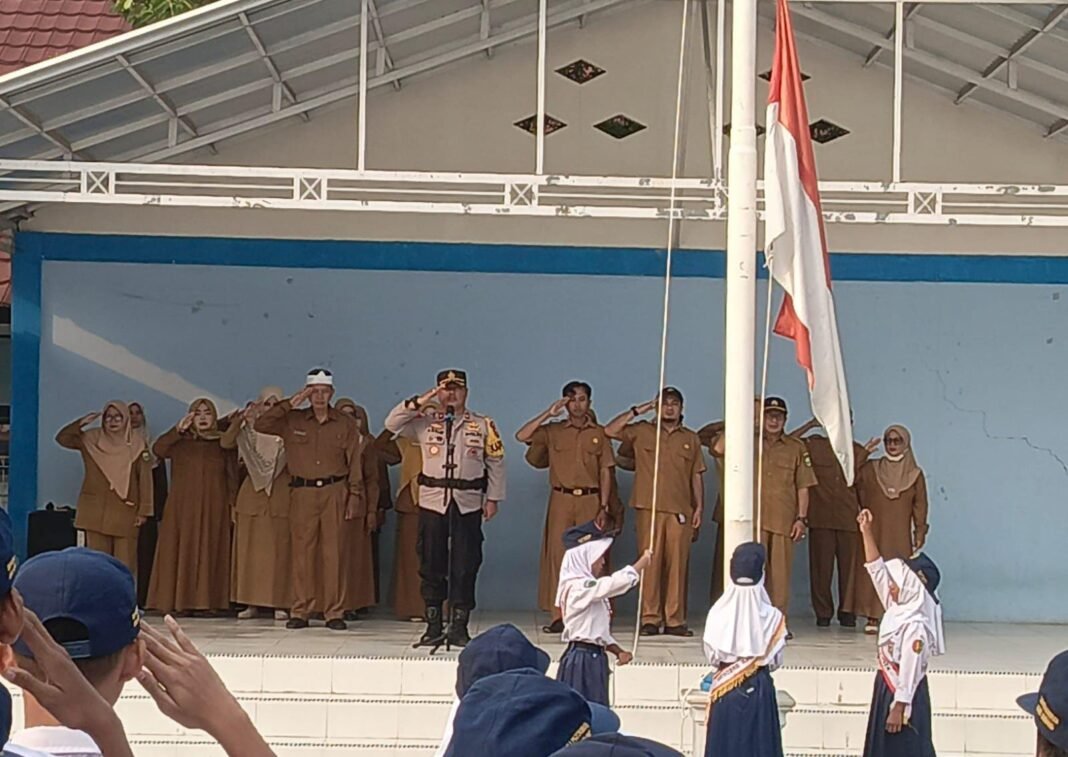 Kapolsek Patokbeusi Jadi Pembina Upacara di SMPN 1 Patokbeusi, Beri Edukasi Disiplin dan Cegah Kenakalan Remaja Kapolsek Patokbeusi Jadi Pembina Upacara di SMPN 1 Patokbeusi, Beri Edukasi Disiplin dan Cegah Kenakalan Remaja