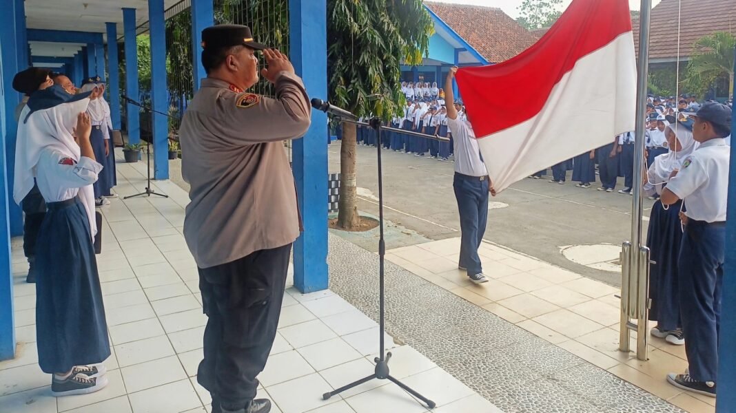 Dekatkan Diri Dengan Pelajar, Kapolsek Kalijati Jadi Pembina Upacara di SMPN 2 Dawuan Dekatkan Diri Dengan Pelajar, Kapolsek Kalijati Jadi Pembina Upacara di SMPN 2 Dawuan
