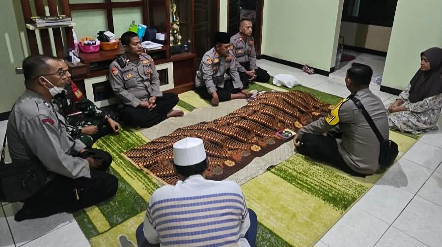 Wujud Kepedulian dan Sinergitas, Kapolsek Cipeundeuy AKP. Udin Awaludin Takziah ke Tokoh Masyarakat Desa Lengkong Wujud Kepedulian dan Sinergitas, Kapolsek Cipeundeuy AKP. Udin Awaludin Takziah ke Tokoh Masyarakat Desa Lengkong