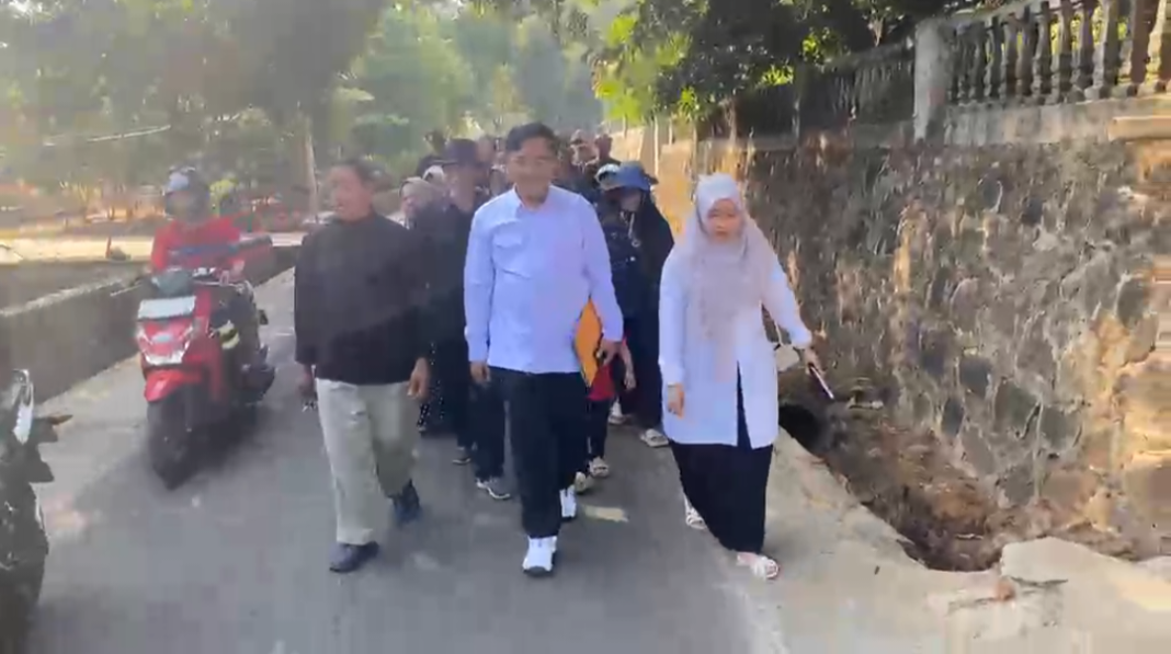 Jalan Kaki 1,5 KM Penuh Makna, Pikri Pramiwijaya Resmi Daftar Bakal Calon Kades Kaliangsana Periode 2026-2034 Jalan Kaki 1,5 KM Penuh Makna, Pikri Pramiwijaya Resmi Daftar Bakal Calon Kades Kaliangsana Periode 2026-2034