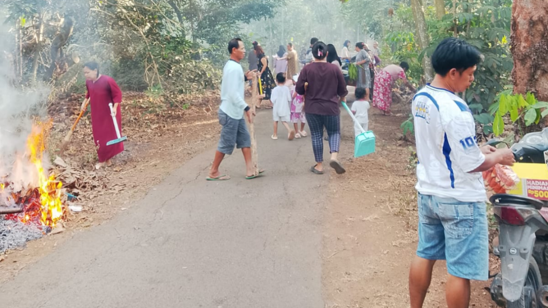 Budayakan Gotong Royong, Desa Batusari Kompak Gelar Kerja Bakti Mingguan Budayakan Gotong Royong, Desa Batusari Kompak Gelar Kerja Bakti Mingguan