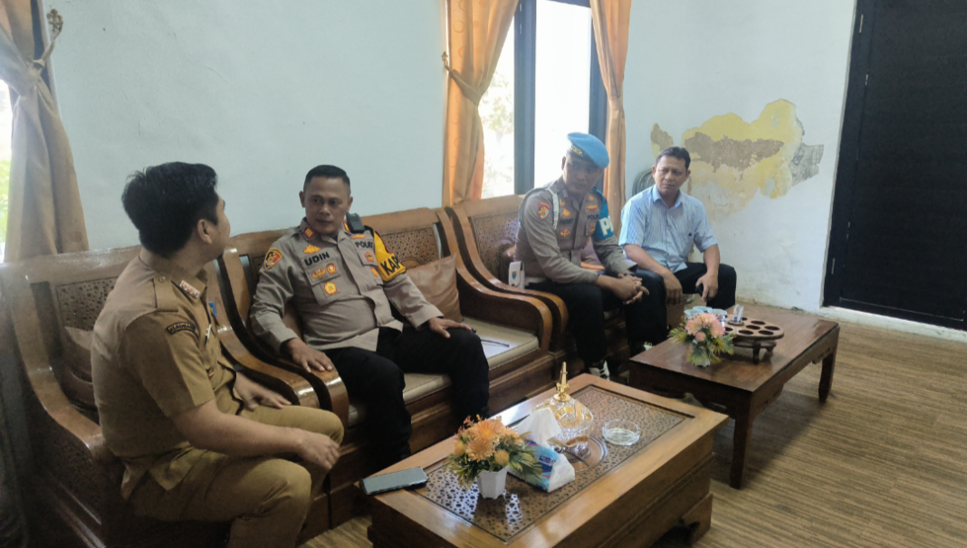 Perkuat Sinergitas, Kapolsek Cipeundeuy AKP. Udin Awaludin Silaturahmi dengan Camat Cipeundeuy Perkuat Sinergitas, Kapolsek Cipeundeuy AKP. Udin Awaludin Silaturahmi dengan Camat Cipeundeuy