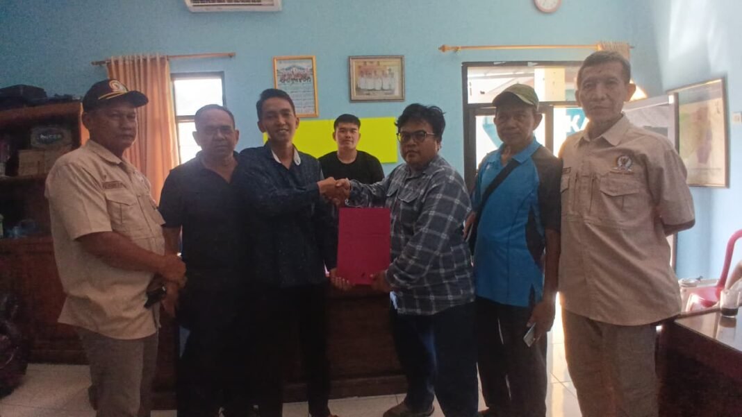 Simbol Kedekatan, H. Prio Jalan Kaki Serahkan Berkas ke Panitia Pilkades Kalijati Barat Simbol Kedekatan, H. Prio Jalan Kaki Serahkan Berkas ke Panitia Pilkades Kalijati Barat