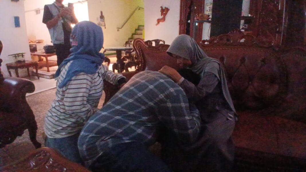 Penuh Haru, H. Prio Putra Sundawa Sungkeman Dulu Sebelum Daftar Pilkades Kalijati Barat Penuh Haru, H. Prio Putra Sundawa Sungkeman Dulu Sebelum Daftar Pilkades Kalijati Barat
