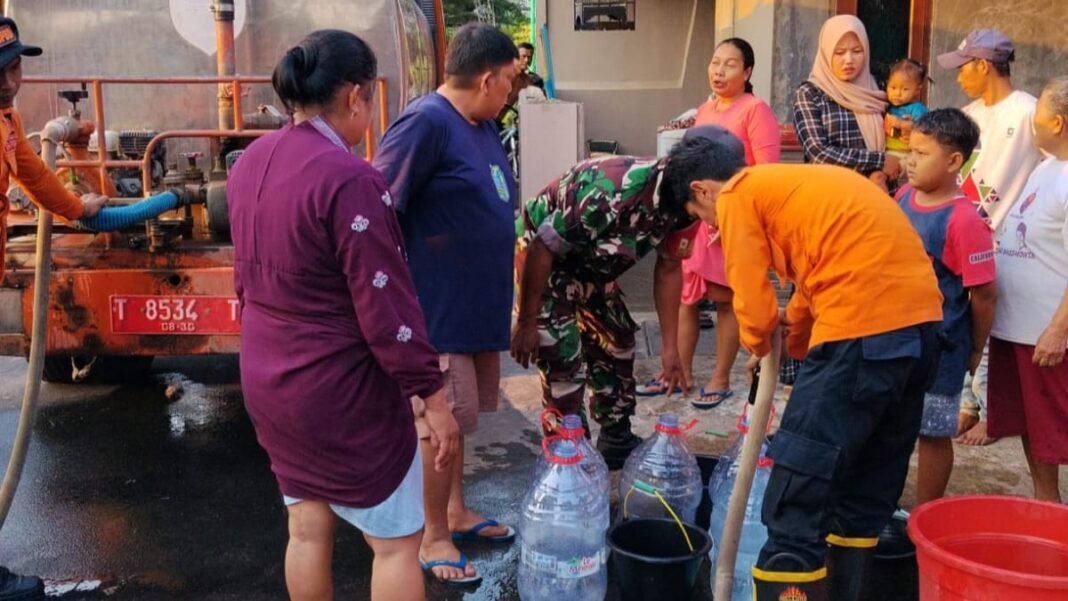 Antisipasi Kekeringan Musim Kemarau, Babinsa Situsari Monitoring Pendistribusian Air Bersih BPBD Subang di Kampung Sukasari Antisipasi Kekeringan Musim Kemarau, Babinsa Situsari Monitoring Pendistribusian Air Bersih BPBD Subang di Kampung Sukasari