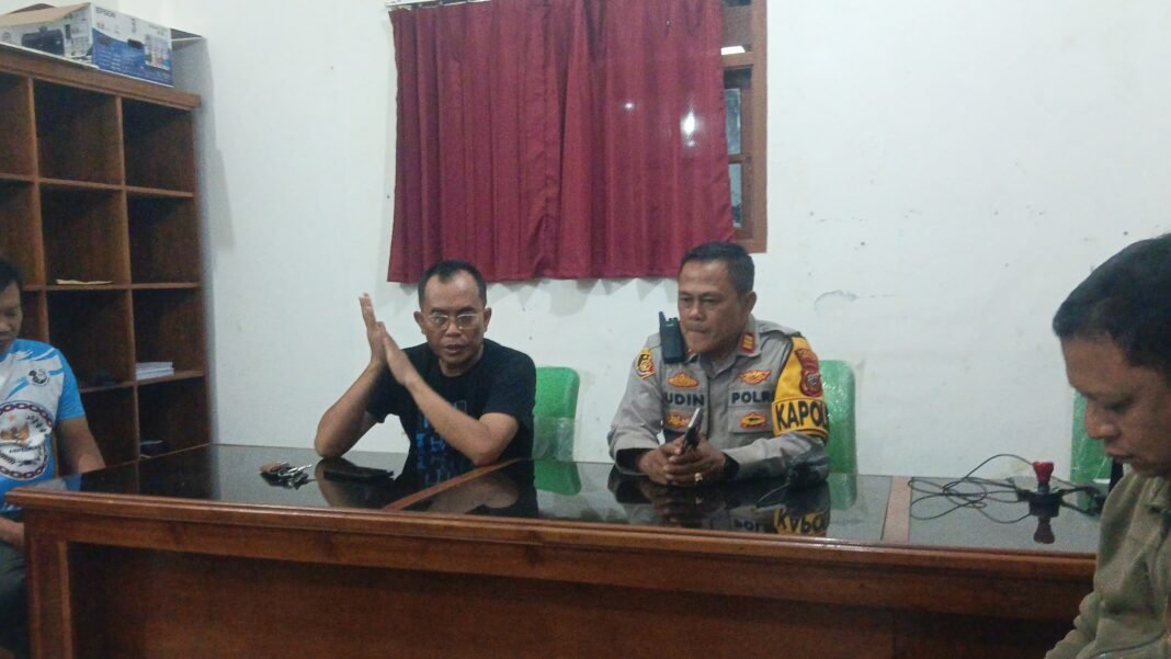 Jaga Kondusifitas Pilkades Serentak 2026, Kapolsek Cipeundeuy Gelar Silaturahmi Kamtibmas ke Panitia Pilkades Desa Karangmukti Jaga Kondusifitas Pilkades Serentak 2026, Kapolsek Cipeundeuy Gelar Silaturahmi Kamtibmas ke Panitia Pilkades Desa Karangmukti