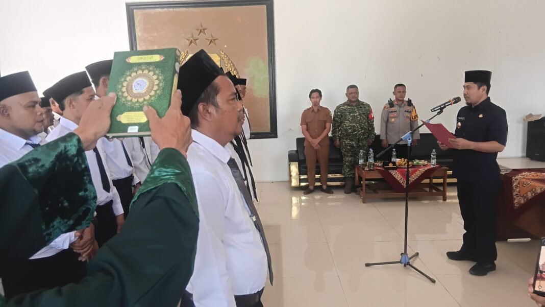 Resmi Dilantik, 27 Anggota BPD dari 3 Desa di Cipeundeuy Diambil Sumpah Janji oleh Camat Cipeundeuy Resmi Dilantik, 27 Anggota BPD dari 3 Desa di Cipeundeuy Diambil Sumpah Janji oleh Camat Cipeundeuy