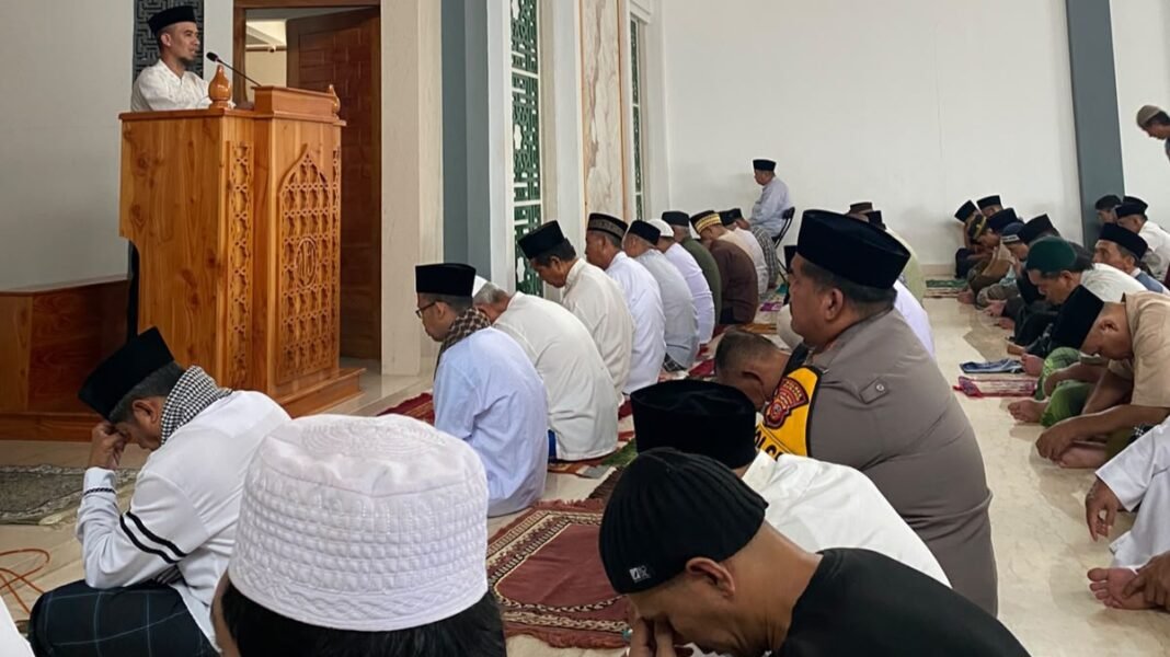 Dekatkan Diri Dengan Masyarakat, Kapolsek Kalijati Gelar Shalat Jum’at Keliling (Jumling) Dekatkan Diri Dengan Masyarakat, Kapolsek Kalijati Gelar Shalat Jum’at Keliling (Jumling)