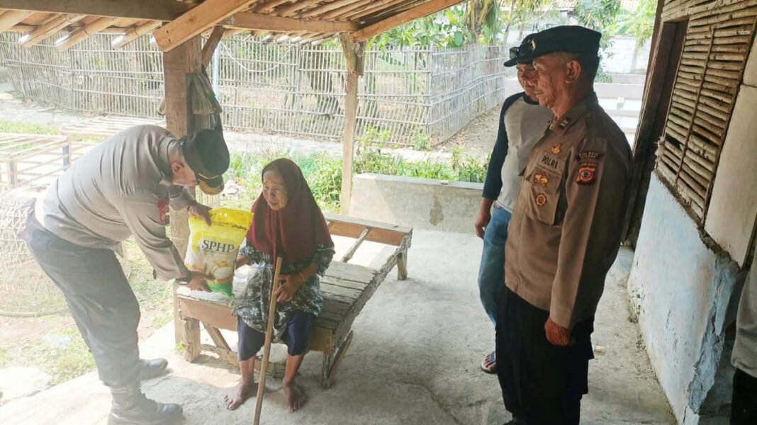 Sentuh Hati di Hari Jum’at, Kapolsek Patokbeusi Kompol Anton Indra Berikan Sembako Untuk Lansia Hidup Bersama Anak ODGJ Sentuh Hati di Hari Jum’at, Kapolsek Patokbeusi Kompol Anton Indra Berikan Sembako Untuk Lansia Hidup Bersama Anak ODGJ