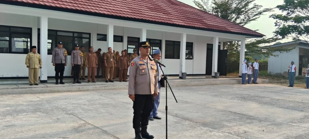 Bangun Karakter Pelajar Berakhlak, Kapolsek Compreng Jadi Pembina Upacara di SMKN 1 Compreng Bangun Karakter Pelajar Berakhlak, Kapolsek Compreng Jadi Pembina Upacara di SMKN 1 Compreng