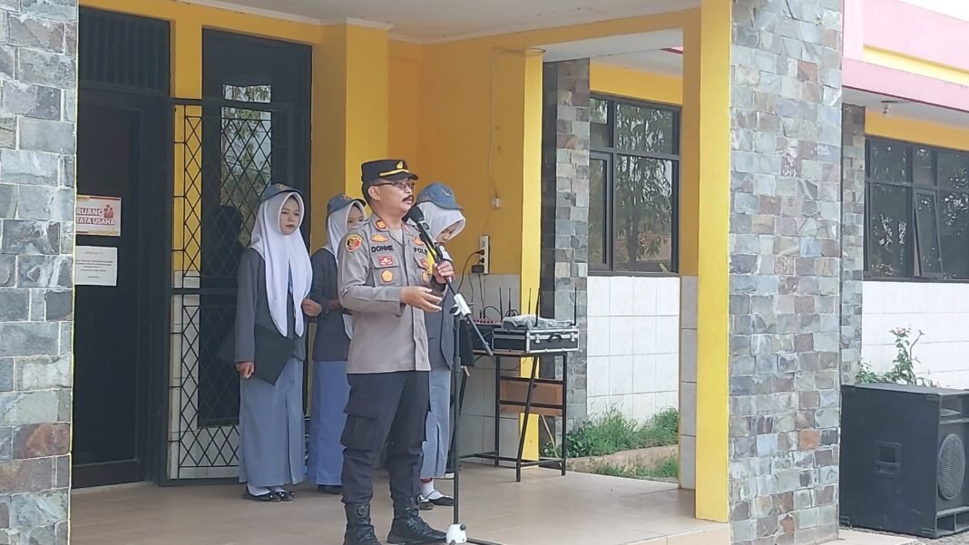 Kapolsek Cikaum Jadi Inspektur Upacara di SMK Tri Mitra 2 Cikaum, Bekali Siswa Anti Bullying, Hingga Bahaya Judol dan Pinjol Kapolsek Cikaum Jadi Inspektur Upacara di SMK Tri Mitra 2 Cikaum, Bekali Siswa Anti Bullying, Hingga Bahaya Judol dan Pinjol