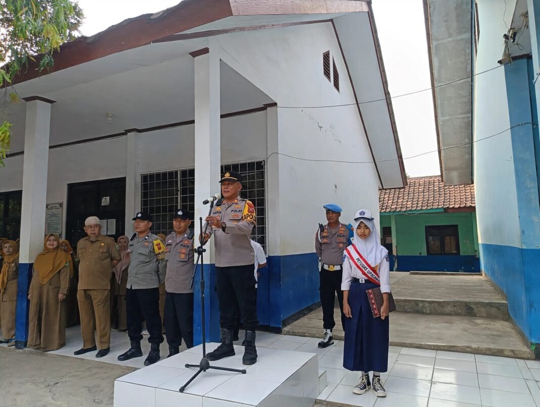 Dekat Dengan Palajar, Kapolsek Cipeundeuy jadi Pembina Upacara di SMN 1 Cipeundeuy, Tekankan Disiplin dan Stop Kenakalan Remaja Dekat Dengan Palajar, Kapolsek Cipeundeuy jadi Pembina Upacara di SMN 1 Cipeundeuy, Tekankan Disiplin dan Stop Kenakalan Remaja