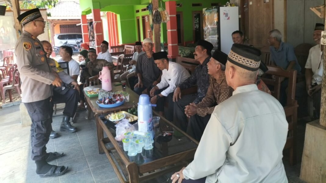 Gandeng RT dan RW, untuk Suskesakan Pilkades Damai, Kapolsek Cikaum Gelar Sapa Warga di Desa Kawunganten Gandeng RT dan RW, untuk Suskesakan Pilkades Damai, Kapolsek Cikaum Gelar Sapa Warga di Desa Kawunganten