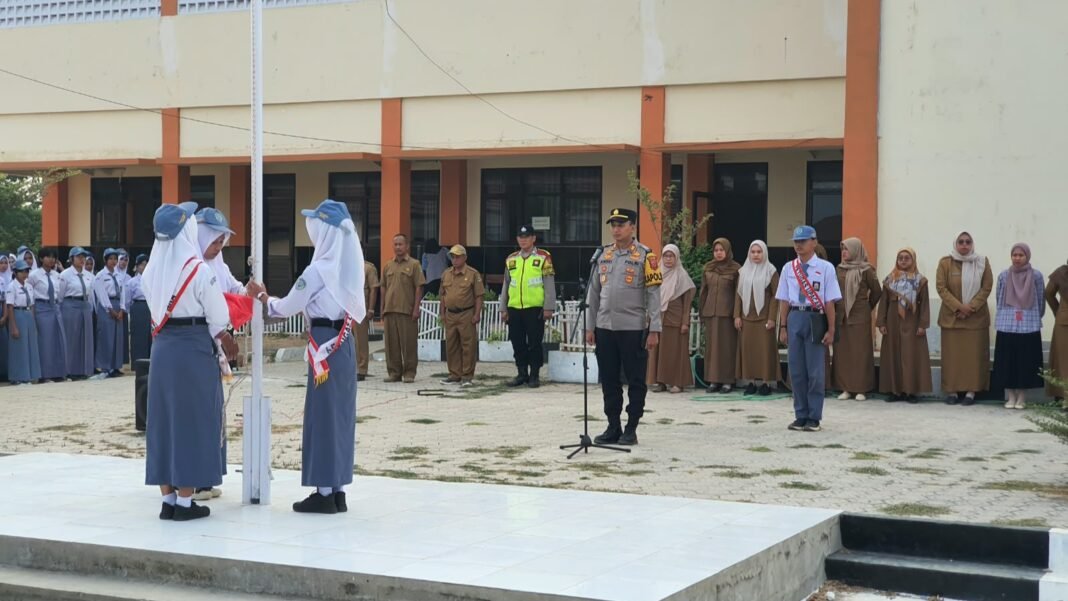Police Goes To School di SMAN 1 Binong, AKP. Andri Sugiarto Gaungkan Disiplin Lalu Lintas Hingga Bahasa Judol dan Narkoba Police Goes To School di SMAN 1 Binong, AKP. Andri Sugiarto Gaungkan Disiplin Lalu Lintas Hingga Bahasa Judol dan Narkoba