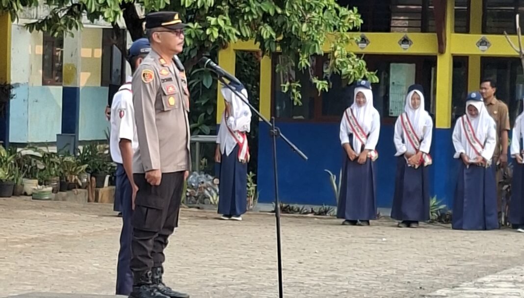 Polri Goes To School, Kapolsek Cikiqm Tanamkan Disiplin dan Bahaya Judol serta Narkoba di SMPN 1 Cikaum Polri Goes To School, Kapolsek Cikiqm Tanamkan Disiplin dan Bahaya Judol serta Narkoba di SMPN 1 Cikaum