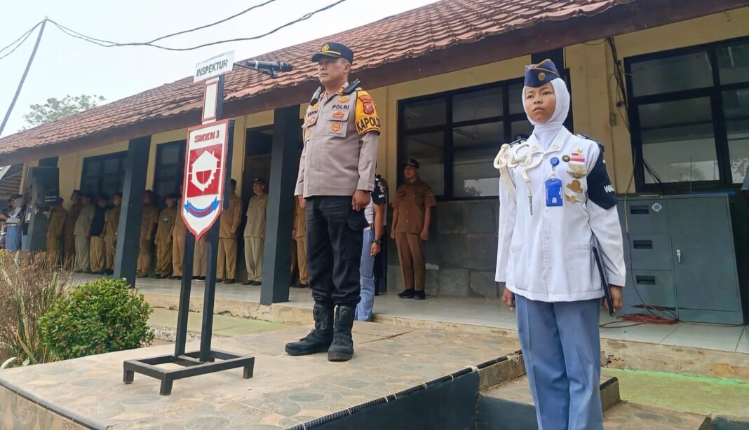 Dekatkan Polri dengan Pelajar, Kapolsek Cipeundueuy Jadi Pembina Upacara di SMKN 1 Cipeundeuy Dekatkan Polri dengan Pelajar, Kapolsek Cipeundueuy Jadi Pembina Upacara di SMKN 1 Cipeundeuy