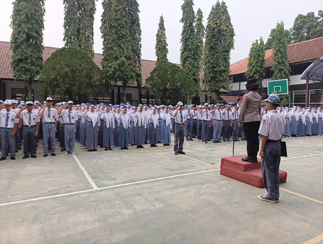 Ciptakan Generasi Disiplin dan Anti Bullying, Polsek Kalijati jadi Pembina Upacara di SMAN 1 Kalijati Ciptakan Generasi Disiplin dan Anti Bullying, Polsek Kalijati jadi Pembina Upacara di SMAN 1 Kalijati