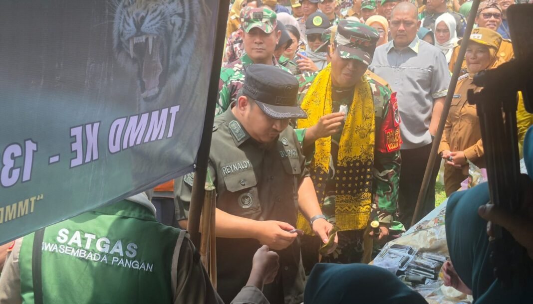 Bupati Subang Borong Keripik UMKM, Momentum TMMD ke 130 Dorong Usaha Lokal Naik Kelas Bupati Subang Borong Keripik UMKM, Momentum TMMD ke 130 Dorong Usaha Lokal Naik Kelas