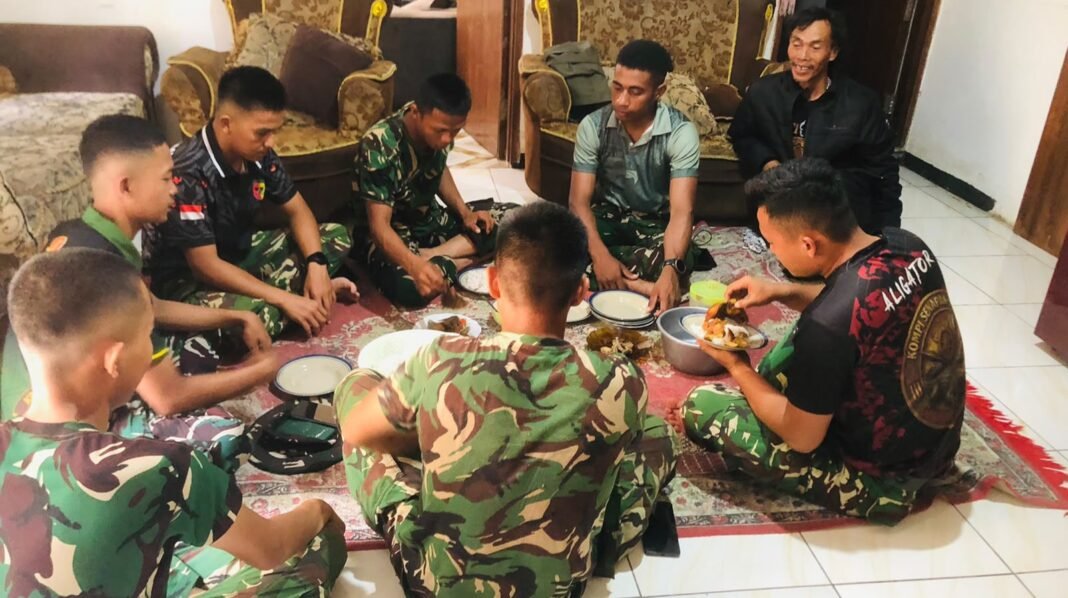 Makan Bersama di Rumah Ketua RT, Cerminkan Kedekatan Satgas TMMD dengan Warga Makan Bersama di Rumah Ketua RT, Cerminkan Kedekatan Satgas TMMD dengan Warga