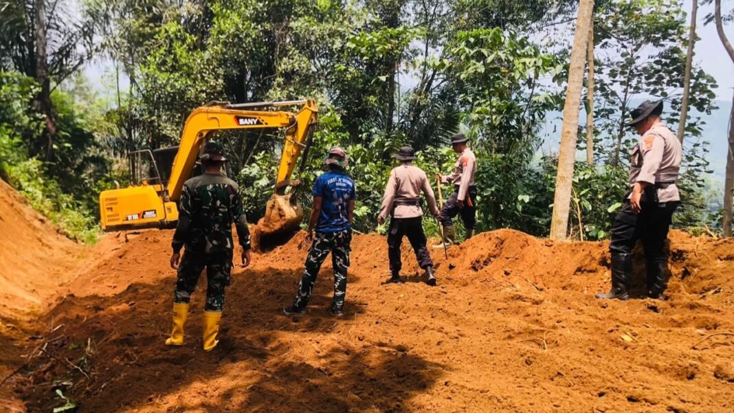 TMMD ke-130 Buka Jalan Pertanian, Permudah Akses Warga Cupunagara TMMD ke-130 Buka Jalan Pertanian, Permudah Akses Warga Cupunagara