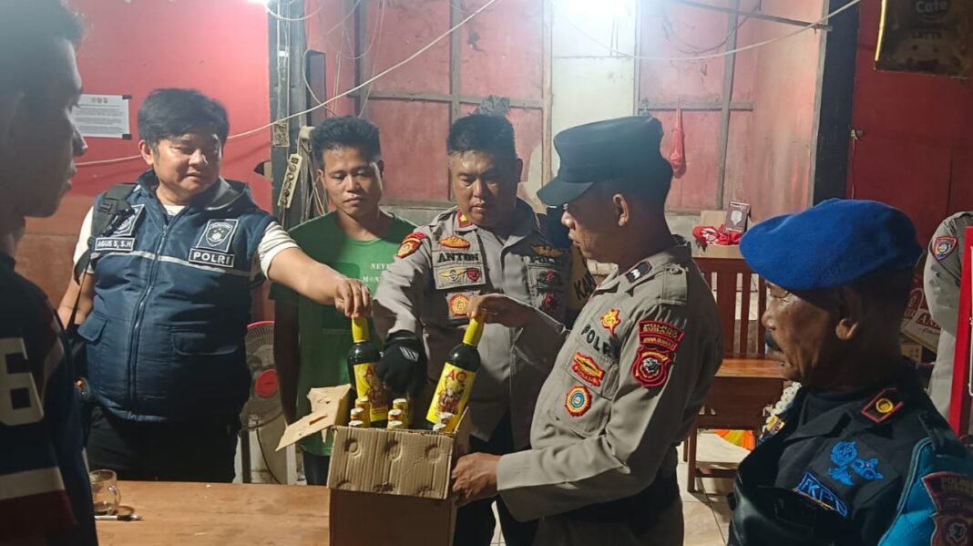 Polsek Patokbeusi Gencar Gelar KRYD Razia Miras Diatas 5%, Sisir Warung Remang dan Karaoke Jalur Pantura Polsek Patokbeusi Gencar Gelar KRYD Razia Miras Diatas 5%, Sisir Warung Remang dan Karaoke Jalur Pantura