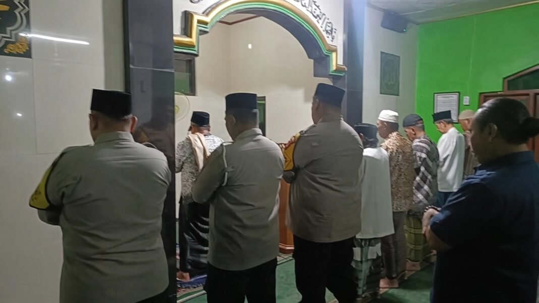 Bentuk Mental Rohani dan Dekatkan Diri Pada Masyarakat, Kapolsek Kalijayi Gelar Sholat Shubuh Keliling di Masjid Jami Darussalam Bentuk Mental Rohani dan Dekatkan Diri Pada Masyarakat, Kapolsek Kalijayi Gelar Sholat Shubuh Keliling di Masjid Jami Darussalam
