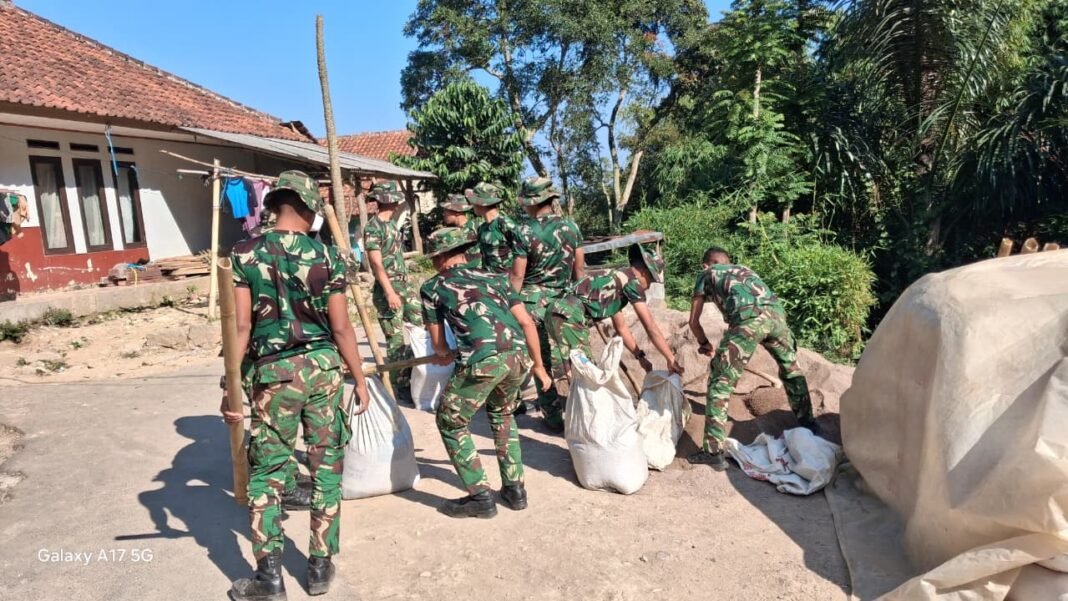 Satgas TMMD ke-130 Angkut Material Pembangunan Sarana Air Bersih di Cupunagara Satgas TMMD ke-130 Angkut Material Pembangunan Sarana Air Bersih di Cupunagara
