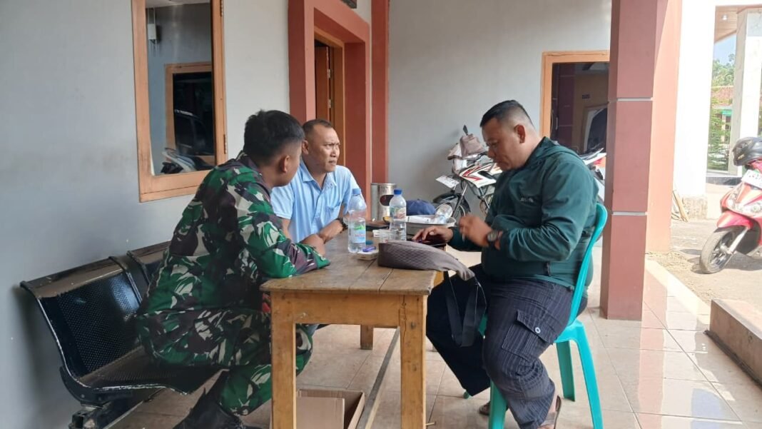 Satgas TMMD ke-130 dan Kades Cupunagara Bahas Manfaat Pembangunan Desa Satgas TMMD ke-130 dan Kades Cupunagara Bahas Manfaat Pembangunan Desa