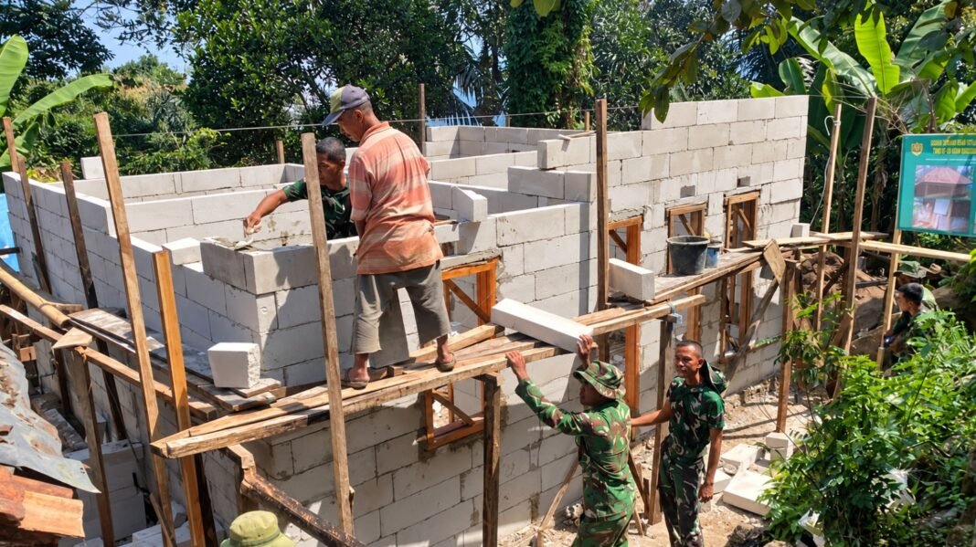 Rumah Emak Ruhimah Mulai Berbentuk, Harapan Baru Tumbuh Lewat TMMD ke-130 Rumah Emak Ruhimah Mulai Berbentuk, Harapan Baru Tumbuh Lewat TMMD ke-130