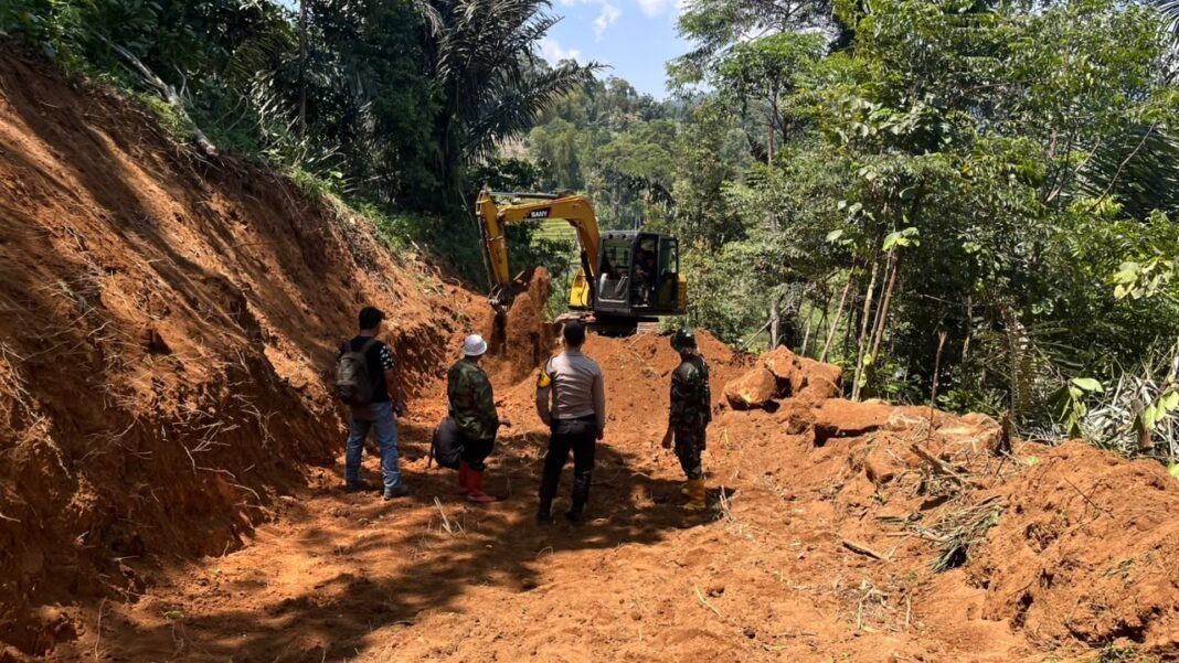 Pembukaan Jalan TMMD Ke-130 Berlanjut, Alat Berat Bekerja di Medan Menanjak Cupunagara Pembukaan Jalan TMMD Ke-130 Berlanjut, Alat Berat Bekerja di Medan Menanjak Cupunagara