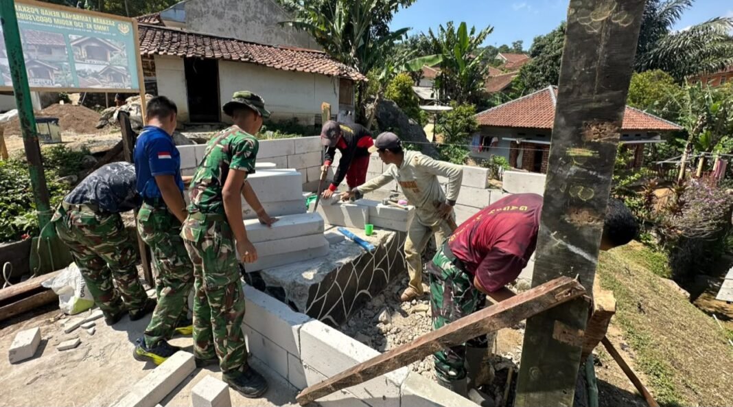 Satgas TMMD dan Warga Bergotong Royong Bangun Poskamling di Cupunagara Satgas TMMD dan Warga Bergotong Royong Bangun Poskamling di Cupunagara