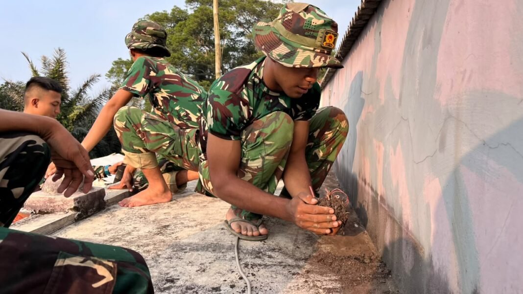 Satgas TMMD Mulai Bersihkan Dinding Musala, Siapkan Perbaikan Tempat Ibadah Warga Satgas TMMD Mulai Bersihkan Dinding Musala, Siapkan Perbaikan Tempat Ibadah Warga