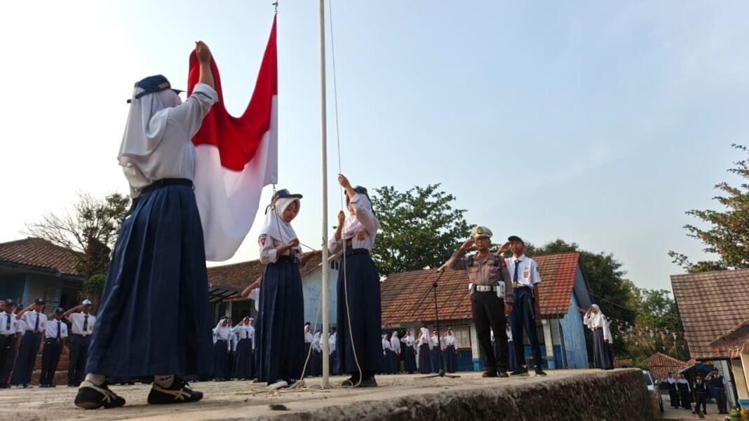 Dekat dengan Pelajar, Panit Lantas Polsek Cipeundeuy jadi Pembina Upacara Bendera di SMPN Satap Cimayasari Dekat dengan Pelajar, Panit Lantas Polsek Cipeundeuy jadi Pembina Upacara Bendera di SMPN Satap Cimayasari