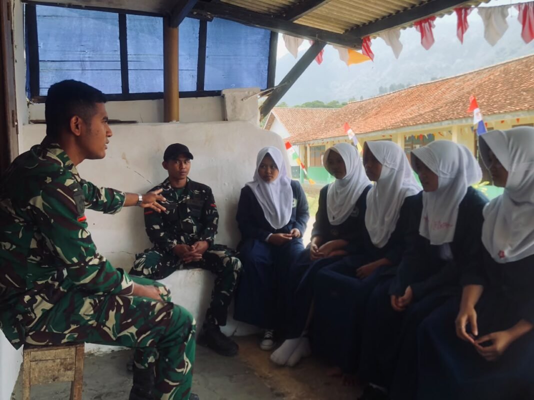 Sela Waktu Istirahat, Satgas TMMD ke-130 Edukasi Pelajar tentang Bahaya Bullying Sela Waktu Istirahat, Satgas TMMD ke-130 Edukasi Pelajar tentang Bahaya Bullying