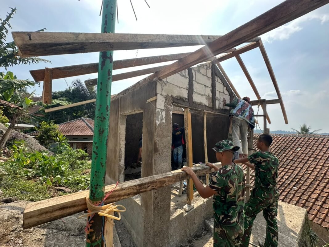 Gotong Royong Satgas TMMD dan Warga, Pembangunan Poskamling Cupunagara Berlanjut Gotong Royong Satgas TMMD dan Warga, Pembangunan Poskamling Cupunagara Berlanjut