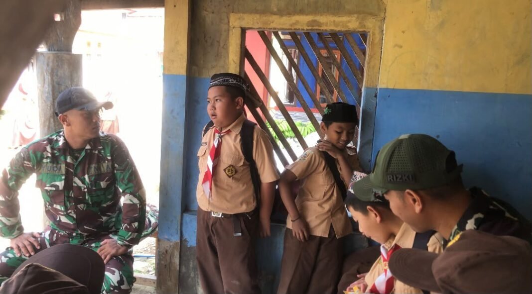 Satgas TMMD ke-130 Kenalkan Bela Negara kepada Siswa SDN Ciwangun Satgas TMMD ke-130 Kenalkan Bela Negara kepada Siswa SDN Ciwangun