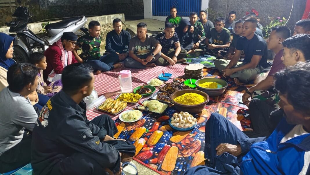 Ungkapan Syukur Warga, Malam Minggu Satgas TMMD Diwarnai Makan Bersama Ungkapan Syukur Warga, Malam Minggu Satgas TMMD Diwarnai Makan Bersama